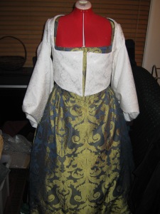 With the sleeves pinned into position